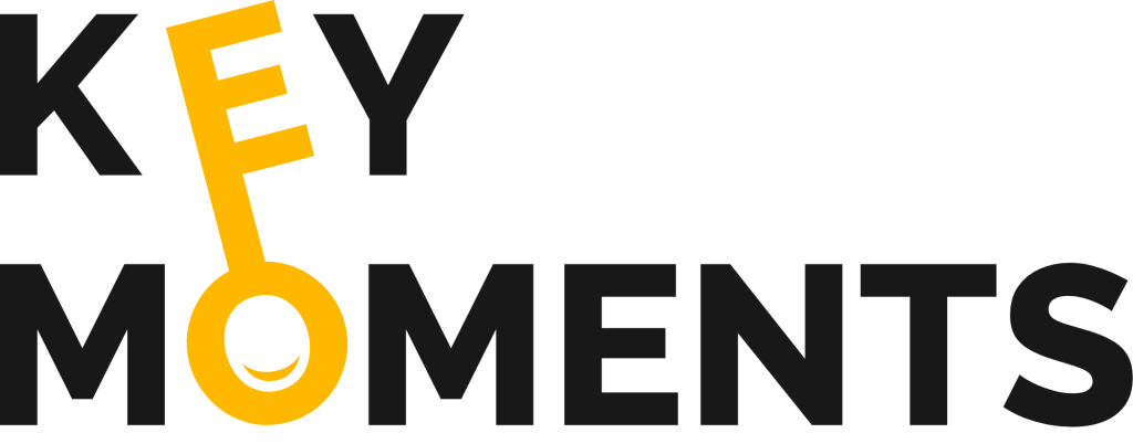 Schriftzug "Key Moments" in schwarz. Das E aus KEY und das O aus MOMENTS formen einen orangenen Schlüssel.