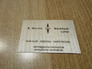 Erster Prototyp der neuen Visitenkarte von Martin Meckbach. Sie ist aus Furnier und enthält Logo, Name und Kontaktdaten.
