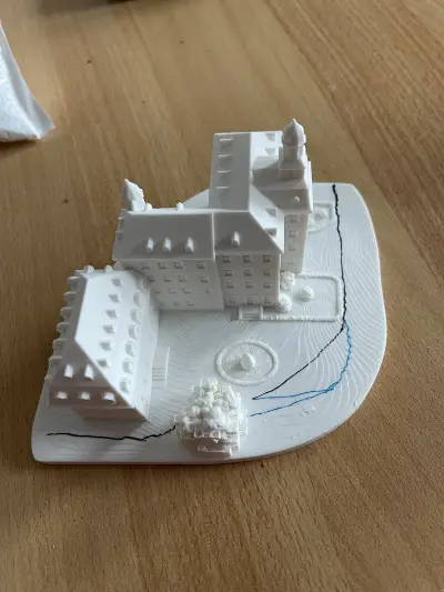 Weißer Prototyp des Schloss Gedern aus dem 3D-Drucker